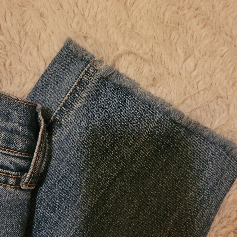 Old Navy Distressed Boyfriend Jeans - Picture 6 of 8